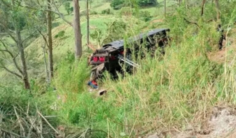 Acidente com ônibus de romeiros em Cruzeiro (SP) deixa seis mortos e dezenas de feridos