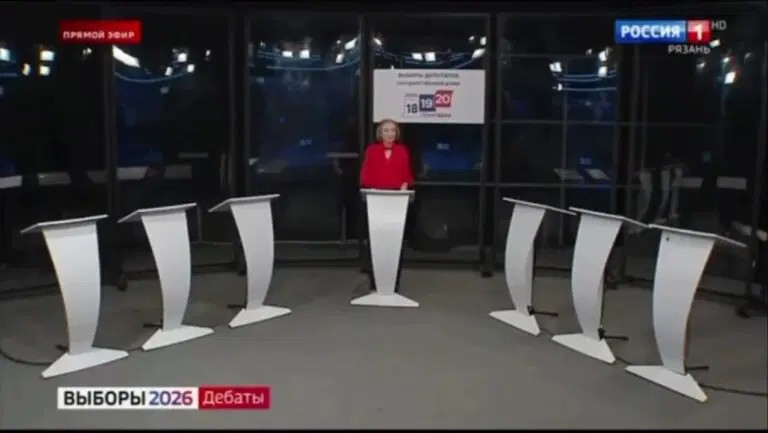 Apresentadora ficou no meio dos púpitos vazios no estúdio — Foto: Reprodução/X