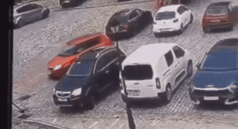 Motorista de 78 anos atinge seis carros e postes em praça na Polônia
