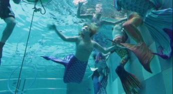Atletas de nado sereia competem em piscina mais profunda da Europa na Polônia