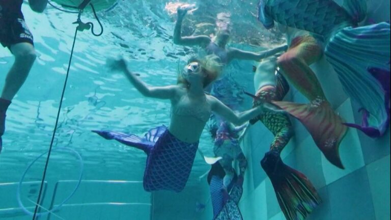 Atletas de nado sereia competem em piscina mais profunda da Europa na Polônia