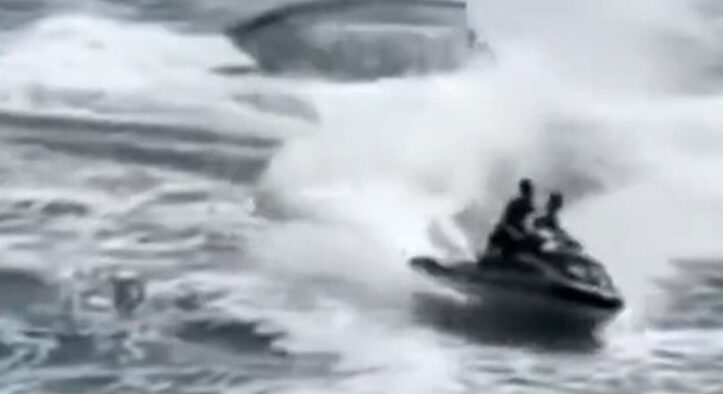 Jovens em jet skis viram barco com menores em Gold Coast e enfrentam acusações
