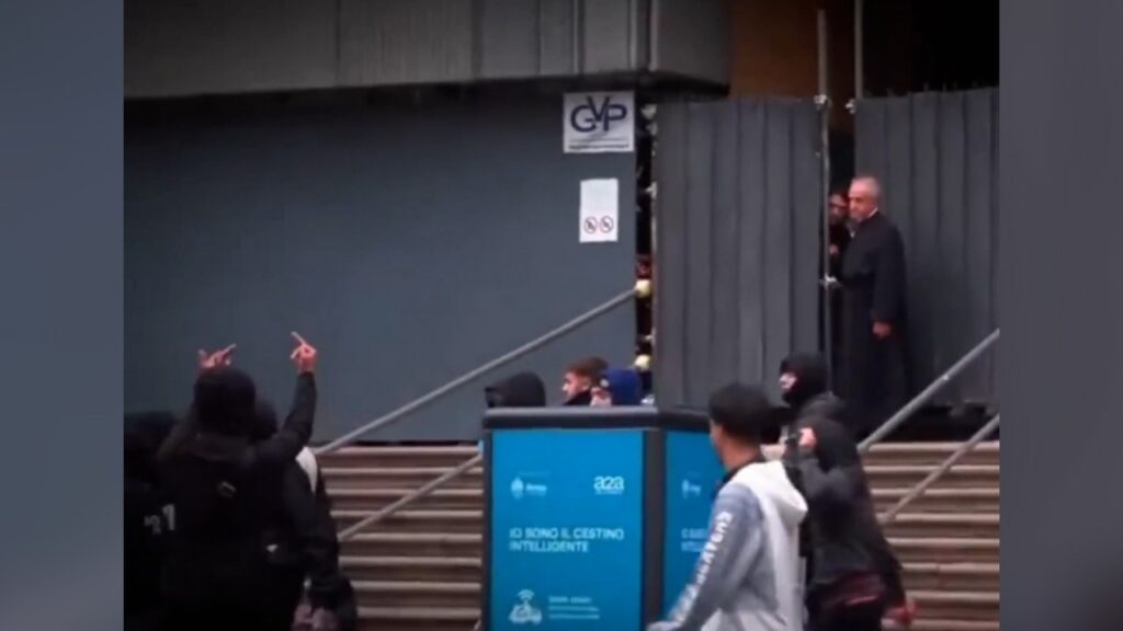 Padre em Mil&atilde;o reage a manifestantes com gesto pol&ecirc;mico em meio a protestos estudantis