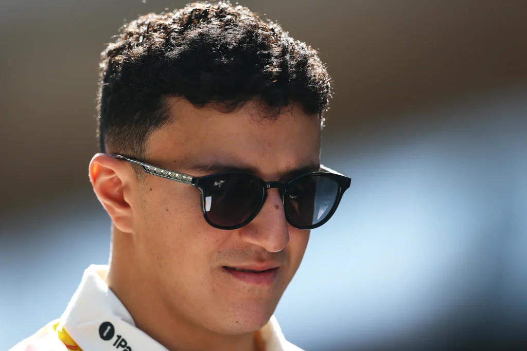 Isack Hadjar relativiza superioridade da Red Bull na Fórmula 1 e aponta Ferrari como mais rápida em Singapura