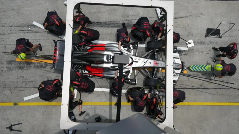 Verstappen Conquista Pole Histórica em Sepang com Pneus no Limite