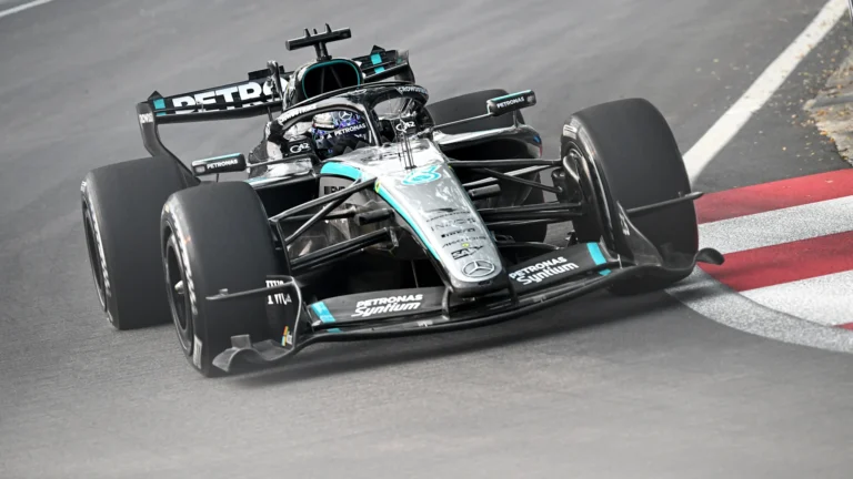 George Russell lidera único treino livre em Cingapura, superando Leclerc e Norris