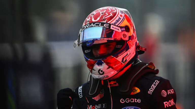 Verstappen Brilha na Sprint de Singapura em Pista Mista, Marcada por Acidentes e Colisão entre McLarens