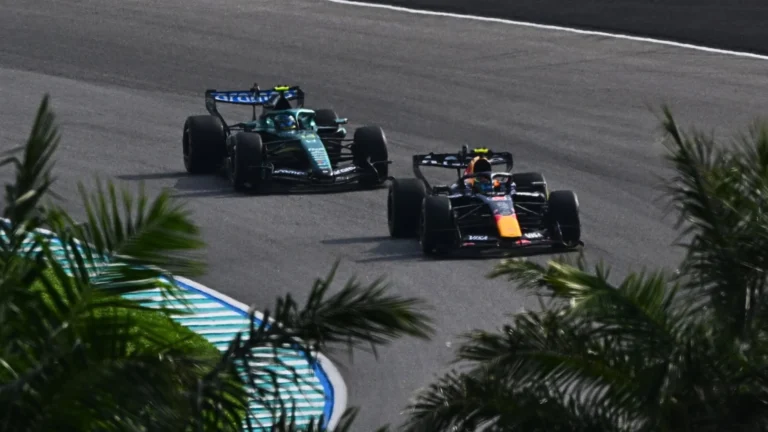 Fórmula 1 em Sepang: Treinos Livres Apontam Disputa Acirrada com Desafio da Degradação