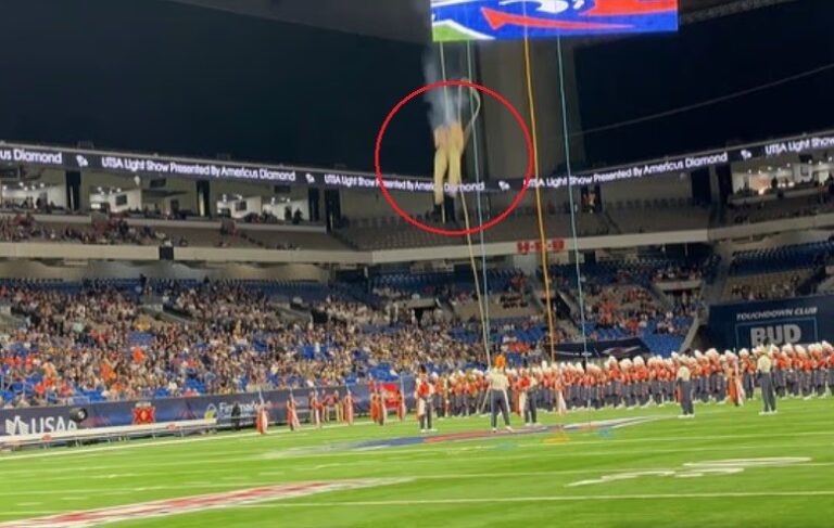 Militar despenca de 45 metros durante apresentação com corda que deu errado em estádio no Texas — Foto: Reprodução