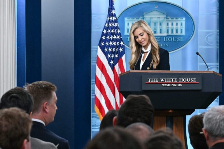Katie Zacharia na sua primeira coletiva de imprensa na Casa Branca — Foto: AFP