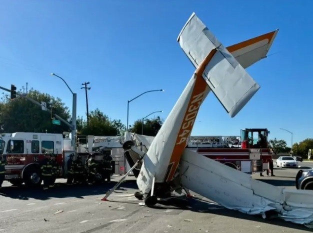 Avião caiu em movimentada rodovia na Califórnia, e os três ocupantes sobreviveram — Foto: Reprodução/San José Fire Dept