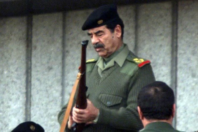 Saddam Hussein foi reeleito no Iraque com 100% dos votos — Foto: AFP