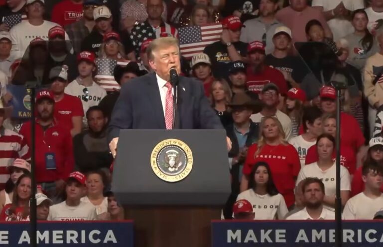 Trump durante comício em Wichita, Kansas, na noite de ontem, 19 — Foto: Reprodução