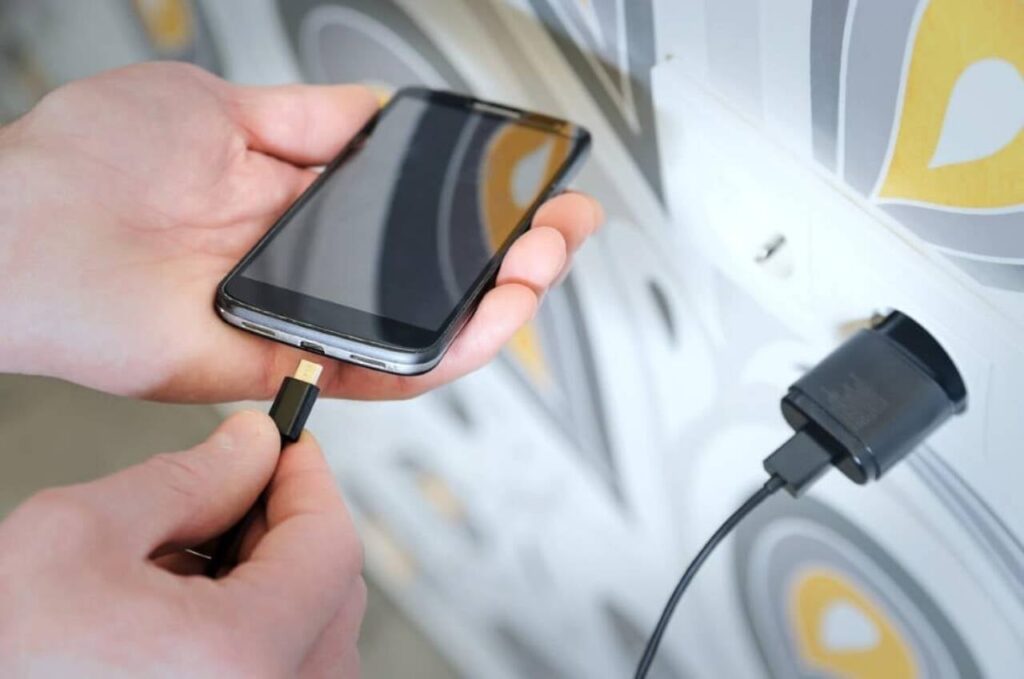 Celulares Android e iPhone oferecem ferramentas nativas para monitorar consumo de bateria