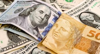 Dólar cai para menos de R$ 5 e juros futuros recuam após Flávio Bolsonaro liderar 1º turno