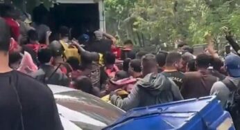 Entregadores invadem caminhão do iFood em meio a tumulto por mochilas na Barra da Tijuca