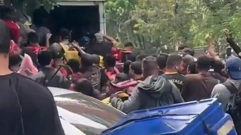 Entregadores invadem caminhão do iFood em meio a tumulto por mochilas na Barra da Tijuca