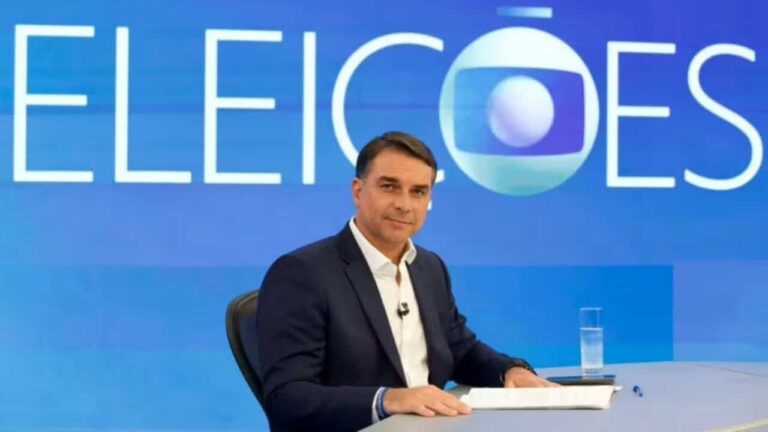 Flávio Bolsonaro concede entrevista à TV Globo em meio a disputa acirrada no segundo turno