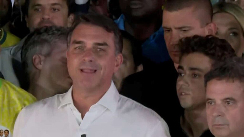 Flávio Bolsonaro não reconhece derrota e anuncia pedido de anulação do segundo turno