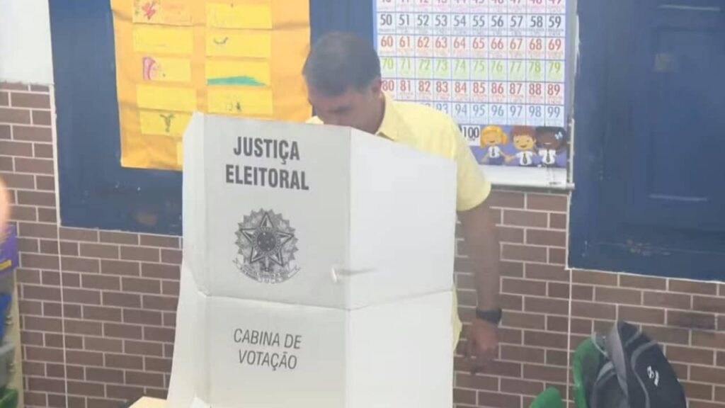 Fl&aacute;vio Bolsonaro Vota no Rio, Pede Mudan&ccedil;a no Pa&iacute;s e Critica Cen&aacute;rio Atual
