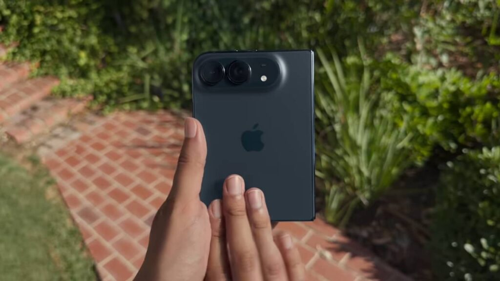 IPhone Duo: Dobradi&ccedil;a resiste a testes rigorosos, mas vinco da tela flex&iacute;vel se aprofunda com o uso