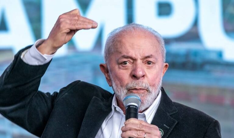 Flávio Bolsonaro lidera apuração presidencial de 2026 com mais de 50% dos votos iniciais; Lula em segundo