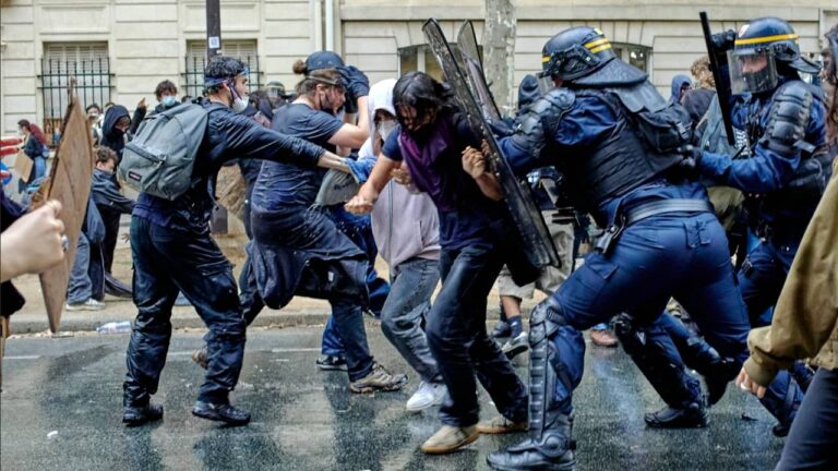 França enfrenta onda de protestos massivos contra custo de vida e serviços públicos, com centenas de detidos e policiais feridos