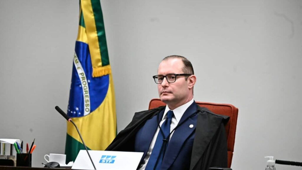Ministro do STF restringe prorroga&ccedil;&atilde;o de vota&ccedil;&atilde;o e TSE suspende apura&ccedil;&atilde;o de resultados