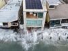 Ondas gigantes castigam costa da Calif&oacute;rnia e amea&ccedil;am desabar im&oacute;veis &agrave; beira-mar