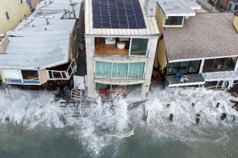 Ondas atingem casas na Califórnia — Foto: Mario Tama/Getty Images/AFP