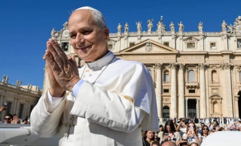 Papa Leão XIV recebe alta antecipada de hospital em Roma após cirurgia de tumor no pulmão