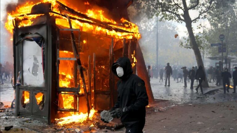 França enfrenta onda de violência em protestos por custo de vida, com mortes e milhares de detidos