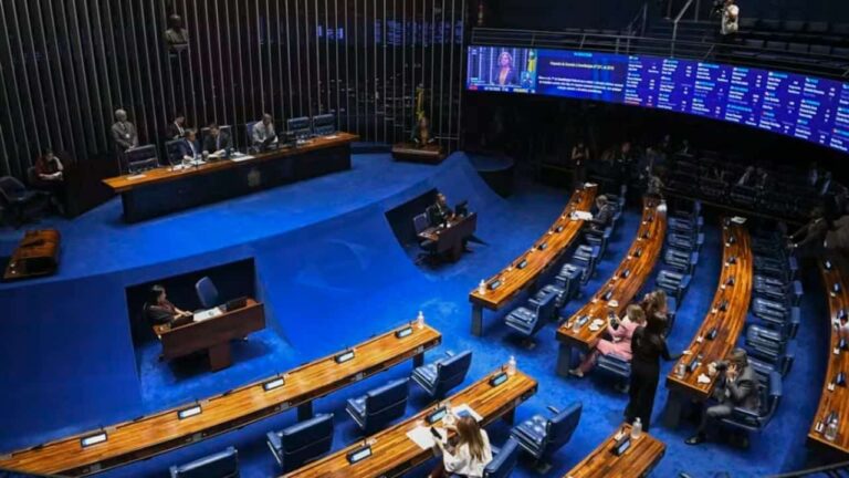 Senado avança com PEC para jornada de 40 horas e fim da escala 6x1